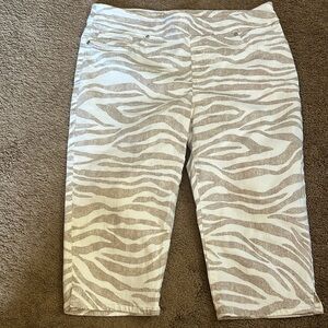 Chicos brown and white zebra print capri pants 🤎🤍
